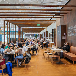 Persone sedute ai tavoli del ristorante Eataly.