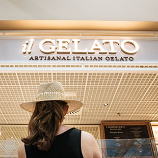 Una cliente davanti al corner “Il Gelato” di Eataly.